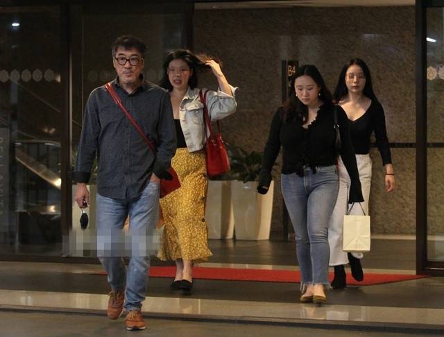 后来李宗盛娶了小26岁娇妻千惠,林忆莲则和小12岁的音乐人恭硕良交往.