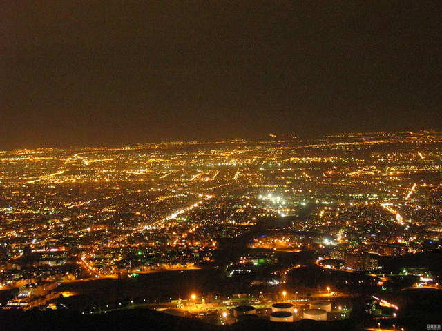 (德黑兰夜景灯火辉煌) 德黑兰是一座旅游资源极其丰富的城市,德黑兰