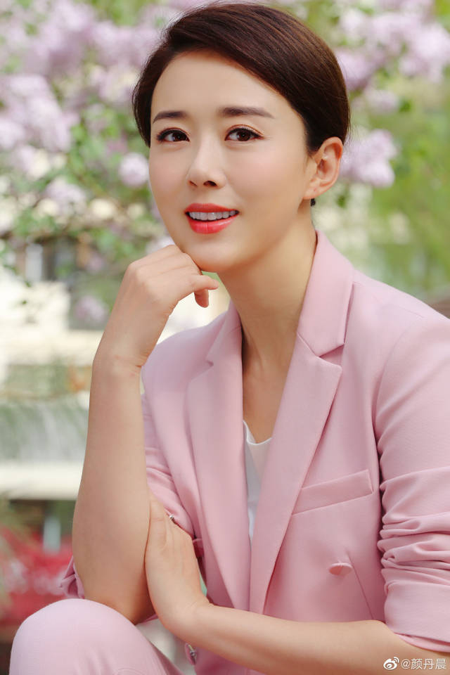 “最美嫦娥”颜丹晨晒最新美照，两套清新look宛如出水芙蓉!