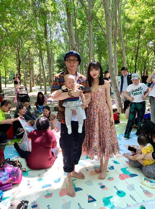 德云社相声演员烧饼再晒妻儿美照,网友:嫂子好