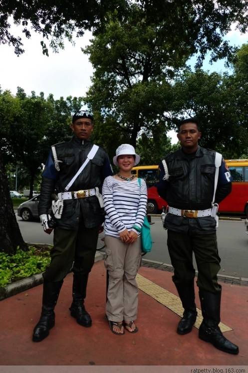 雅加达街拍:女学生乞讨,军警装备高大上,小贩苦中找乐