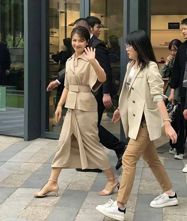 刘涛穿米色长裙优雅迷人,却被网友无情吐槽