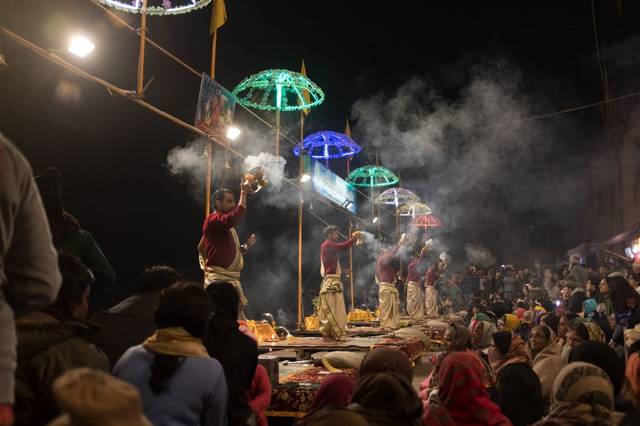 原创实拍印度恒河夜祭:延续千年的祭祀仪式,见证印度人对恒河的热爱