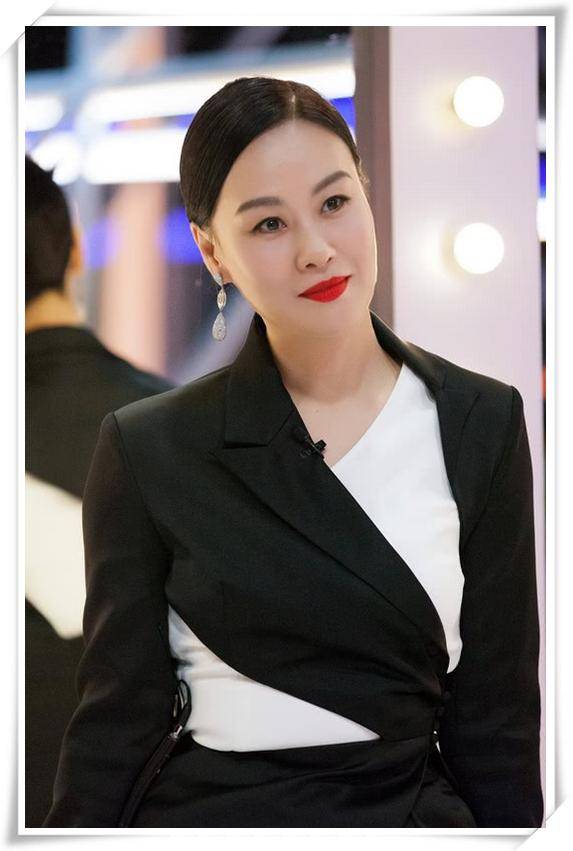 邬君梅亮相节目,一身黑白西装气质炸裂,53岁女人最美的样子!