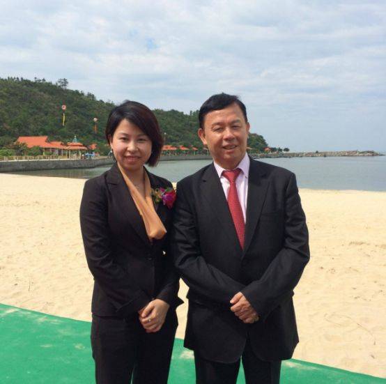 黄世再说他如今已经不满足单纯开发住宅地产了,他主要的精力都是放在