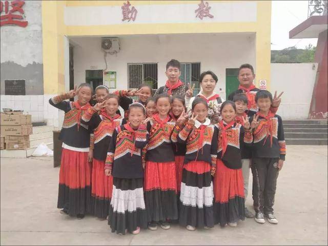 虎牙主播“大锤哥”助学凉山彝族贫困小学，未来每年帮扶一所小学