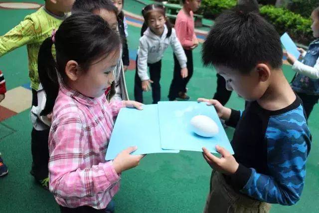 图:绿地世纪城幼儿园 05 编个蛋套真有趣 活动主题:立夏胸挂蛋,小人疰(zh)夏难 立夏绳、五彩蛋套可以消灾祈福,消暑祛病,以防疰夏。幼儿园为孩子们精心准备了立夏蛋,拿到美好祝福的立夏蛋,孩子们爱不释手,开心极了! 活动形式:蛋套DIY 准备材料:8根长短相同的线,1根稍长的线 立夏蛋套编织图解 步骤1:找个能拉绳的,比如椅子扶手,或者找朋友双手拉开。