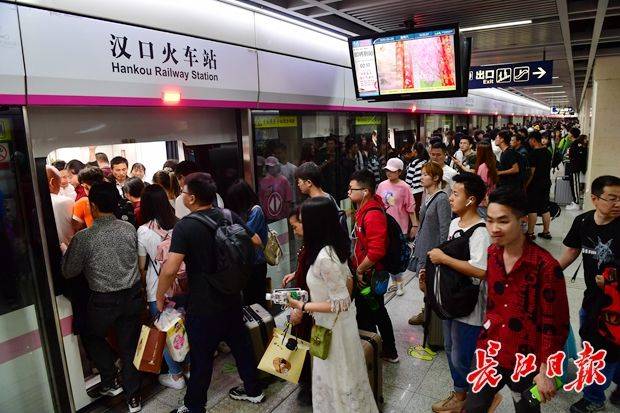5月4日15时许,地铁2号线汉口火车站返程客流呈现高峰态势.李永刚 摄