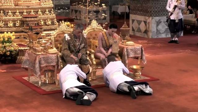 经过复杂隆重的传统仪式后,哇集拉隆功颁布了他作为泰国国王的第一道