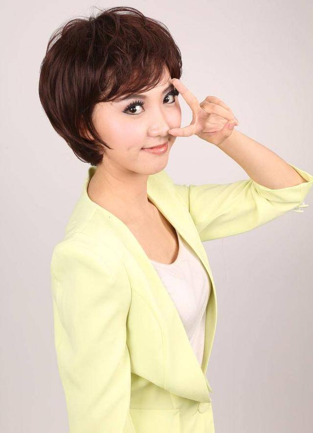 哪些发型适合女性穿职业装呢?给你分享几款好看的职业