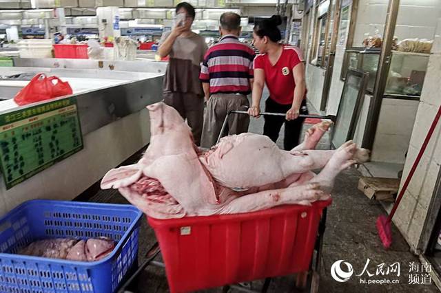 5月5日上午,沿江三西农贸市场开始供应放心猪肉