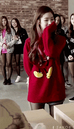 twice日本成员庆新年号遭韩网炮轰,上班路上大哭,靠队友搀扶