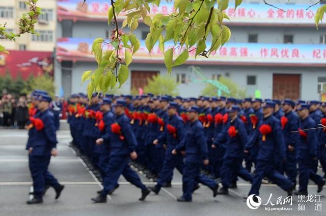 在消防员入营迎送仪式大会上,哈尔滨市应急管理局局长韩峙进行了欢送