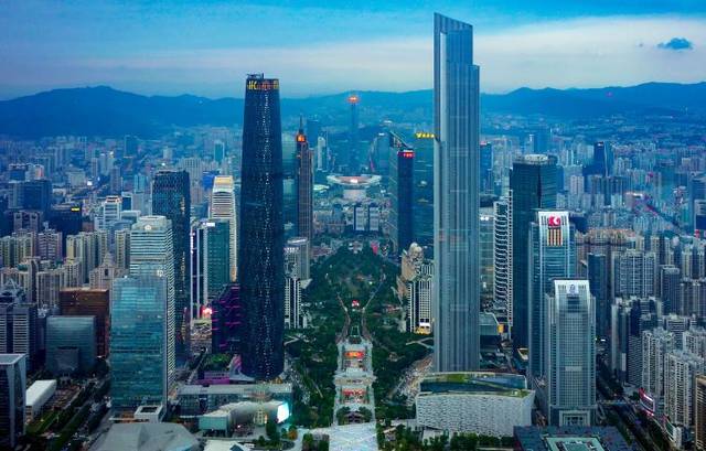 kk100位于罗湖区,是深圳市原最高的摩天大楼,大楼有100层,高441