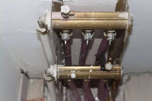 地暖进水热,回水管只有接暖气那组热,是阀门坏了吗?