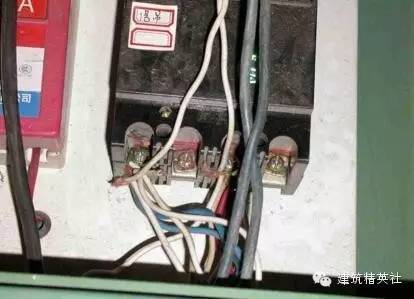 1,电箱下引线混乱.