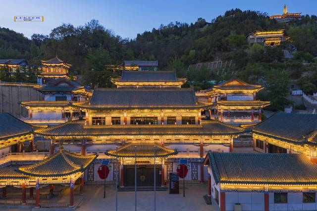 金城关文化风情区中的兰州黄河桥梁博物馆(图右).