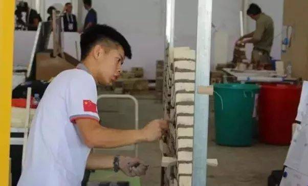 梁智滨 在2017年的第44届世界技能大赛上 当时19岁的梁智滨是参加砌筑项目的 唯一一位中国选手 他依照比赛指定的图案 砌出了三面平整美观的墙面 砖块间误差不超过1毫米 打败了来自世界各地的对手 夺得大赛第一名 成为中国在该项目的第一位世界冠军