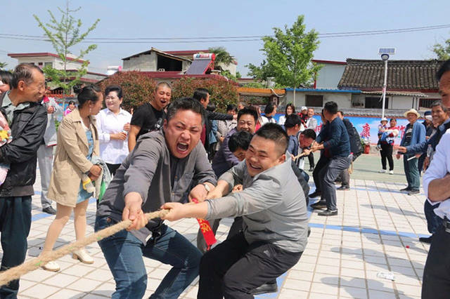 (男子拔河比赛现场)