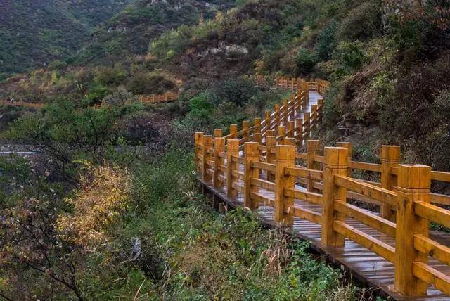 长峪城段登山步道长约8公里.