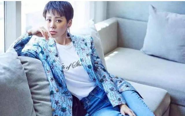 快50岁的宁静剪短发,穿印花西服,英气不失女人味,减龄