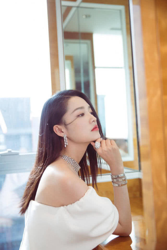 李沁白裙出席活动显气质,甜美妩媚惹人爱,好身材也是抢镜!_手机搜狐网