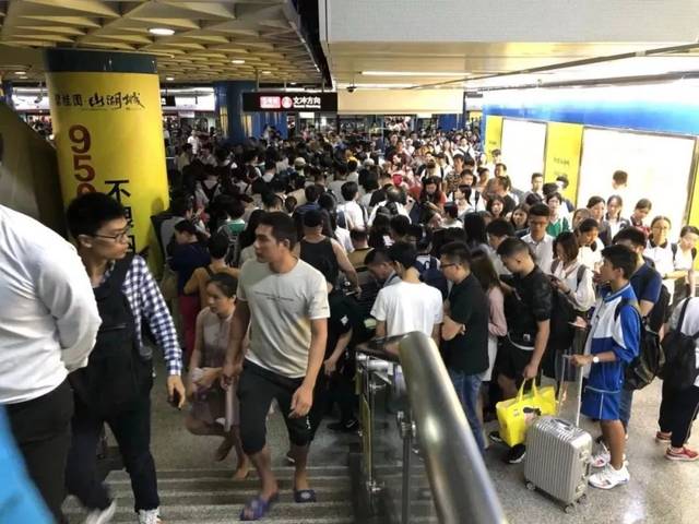 今早坐地铁上班的广州人崩溃