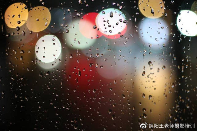 在雨天,很多朋友都喜欢拍摄玻璃上铺满水珠的照片,这种照片会让人看