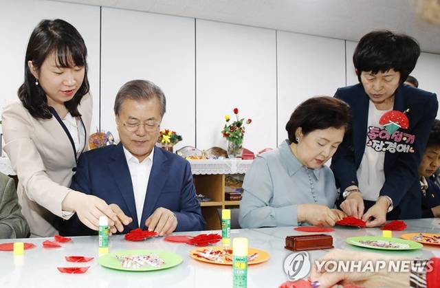 韩国父母节前一天5月7日上午,韩国总统文在寅偕夫人金正淑女士走访