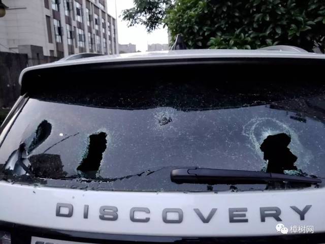 车尾玻璃也被砸出三个大洞