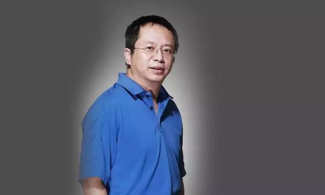 周鸿祎 周鸿祎上任伊始就对雅虎中国实施改革:推动中文上网的国际化、实现雅虎搜索的本地化、推动雅虎电邮取得优势地位。这些变革颇具成效,2004年底,雅虎中国在华业务达到历史最好水平:雅虎搜索超过Google中国,加上其独立搜索网站一搜后份额与百度持平。 但想要更进一步还需要更多的预算。对于周鸿祎大刀阔斧的变革,雅虎总部并不买账,他们更在意营收,并提出了更高的要求2015年搜索超过百度成为市场第一,却不提供任何资金支持。这直接导致了周鸿祎与总部关系恶化,在双方争论不休时,百度已踏上了上市之路。 2004年