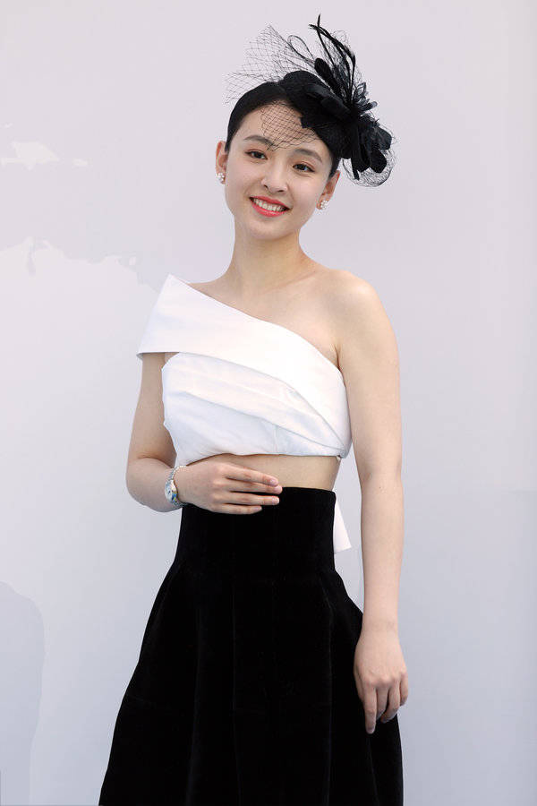 原创被吴倩的小蛮腰征服!裙子裤腰如此紧都穿不满,可惜小短腿暴露了