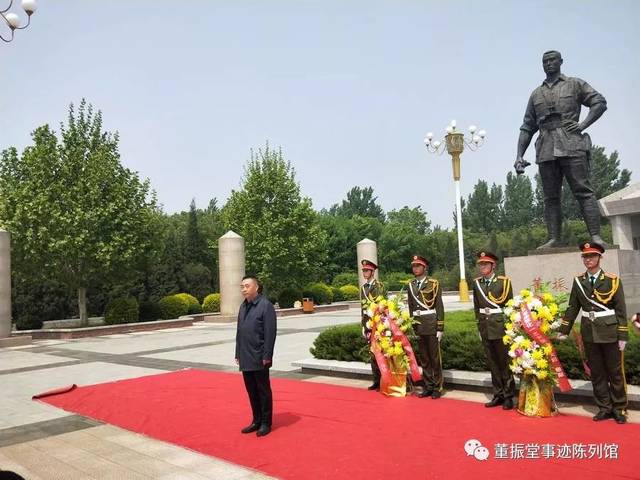 《献花曲》响起,礼兵们两两一组,托起花篮缓步迈向董振堂将军铜像