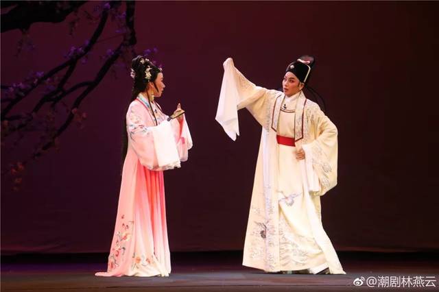 文艺奖表演等奖,2002年参加汕头市中青年演员潮剧演艺大赛获"一等奖"