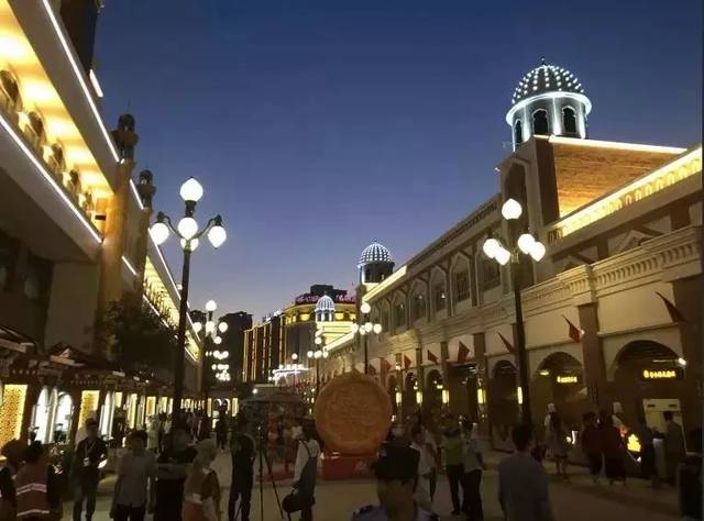 市民王明说:"我带了来自各地的朋友到新疆大巴扎步行街玩儿,演出非常