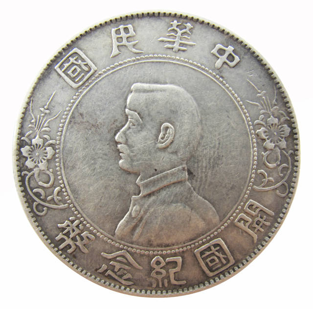 1911年10月10日辛亥革命爆发,推翻了统治中国几千年的君主专制制度.