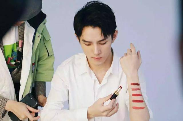 三年月入工资翻百倍,李佳琦爆红背后:365天直