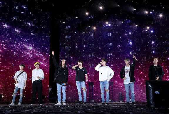 BTS演唱会结束后,94line看展,而闵玧其让粉丝