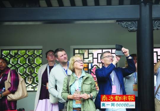 圣地亚哥·g·米拉和夫人一起参观粤剧艺术博物馆.
