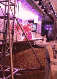 爆笑gif图:妹子们,你们围一圈堵住这位大哥真是容易让