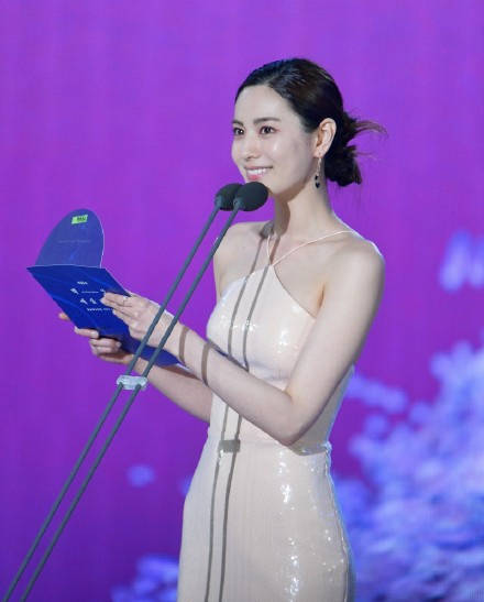 林珍娜参加韩国某颁奖典礼,一出现就把大家都美到了.