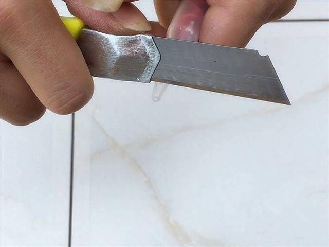 不过美缝刀主要是用来切割胶管的,按照缝隙的宽度,斜着切开胶管的管口