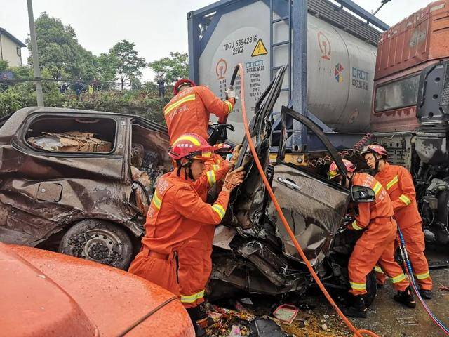 中队接到报警,宜昌市伍临路龙盘湖加油站附近发生一起三车相撞事故