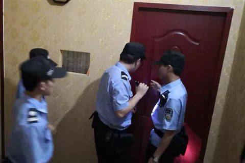 肇庆有人卖淫嫖娼多名男女当场被抓