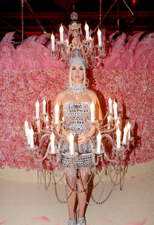 明星都会身着漂亮的衣服参加,而近几年随着lady gaga,水果姐等人的出