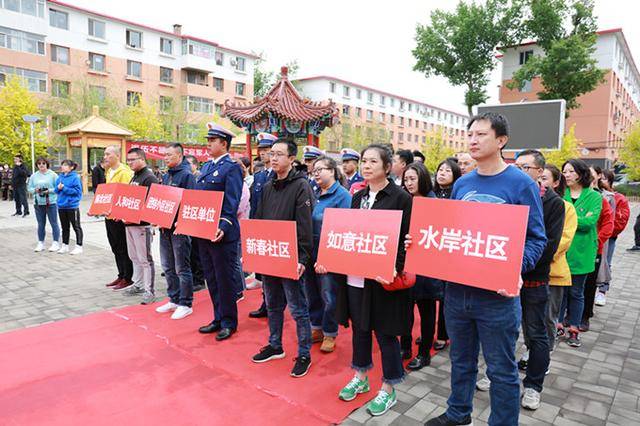 新城区迎新路街道办事处向烈属,军属,退役军人家庭授光荣牌