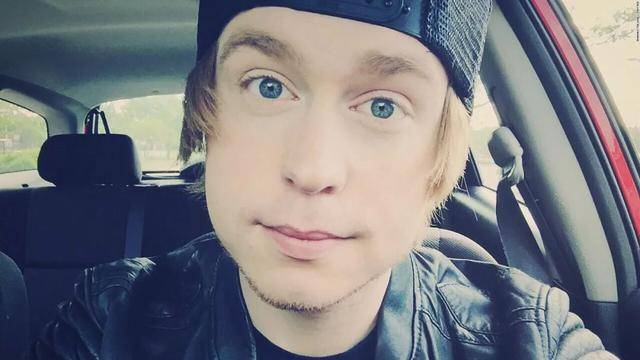 为自证头号粉丝，这群还未成年的女孩竟向YouTube网红发露骨视频....