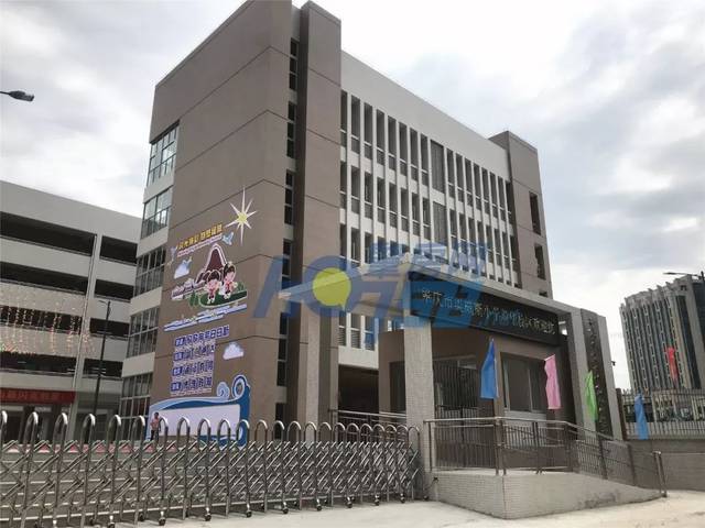 2 而肇庆市奥威斯实验小学(新华校区)位于星湖大道中,原名新华小学