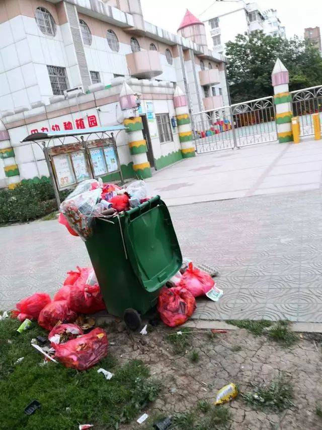 楼道内的卫生几乎无人打扫 地面上的尘土过多 使地面变滑 对老人和