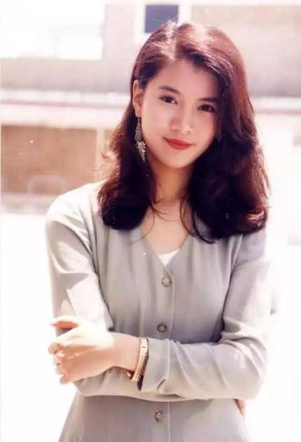 郭采洁画上复古港式妆容 真的是妩媚又高级